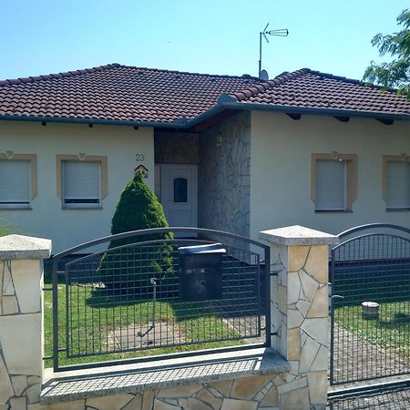 Petra Apartmanhaz Kehidakustány Eksteriør bilde