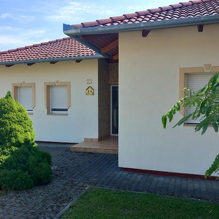 Petra Apartmanhaz Kehidakustány Eksteriør bilde