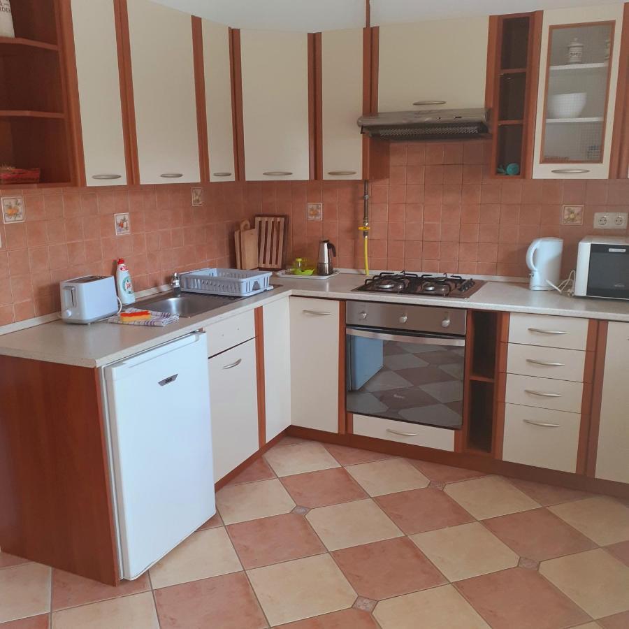 Petra Apartmanhaz Kehidakustány Eksteriør bilde